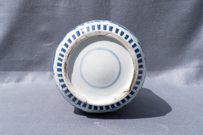 Un vase de forme rouleau en porcelaine de Chine en bleu et blanc, 19&egrave;me