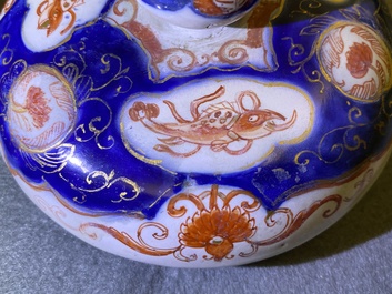 Een Delfts dor&eacute; Imari-stijl chinoiserie dekselvaas, 1e kwart 18e eeuw