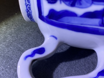 Une th&eacute;i&egrave;re en porcelaine de Chine en bleu et blanc &agrave; d&eacute;cor de longues dames, Kangxi