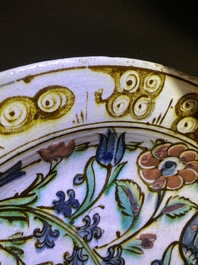 Un plat polychrome en c&eacute;ramique d'Iznik &agrave; d&eacute;cor floral, Turquie, vers 1600
