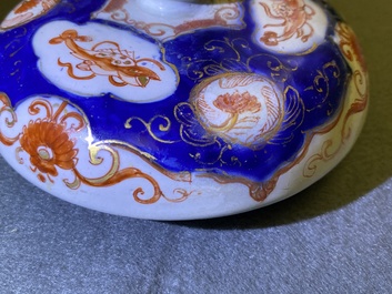 Un vase couvert en fa&iuml;ence de Delft dor&eacute; de style Imari &agrave; d&eacute;cor de chinoiserie, 1er quart du 18&egrave;me