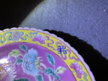 Une assiette en porcelaine de Chine famille rose &agrave; fond rose pour le march&eacute; Straits ou Peranakan, 19&egrave;me