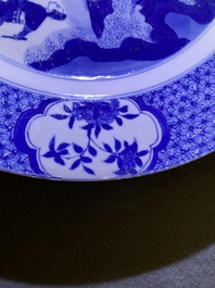 Un plat en porcelaine de Chine en bleu et blanc &agrave; d&eacute;cor de guerriers, marque de Chenghua, Kangxi