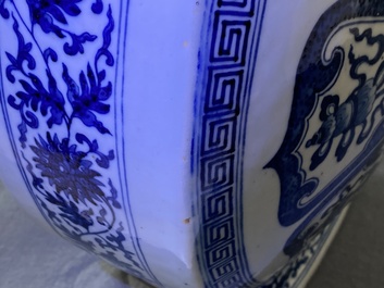 Een fraaie Chinese blauw-witte 'Bajixiang' moon flask vaas, Qianlong merk, 19e eeuw