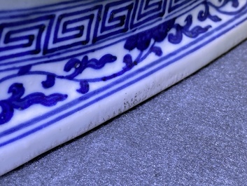 Een fraaie Chinese blauw-witte 'Bajixiang' moon flask vaas, Qianlong merk, 19e eeuw