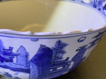 Un bol en porcelaine de Chine en bleu et blanc &agrave; d&eacute;cor d'un paysage au pagode, Wanli