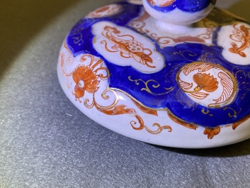 Een Delfts dor&eacute; Imari-stijl chinoiserie dekselvaas, 1e kwart 18e eeuw