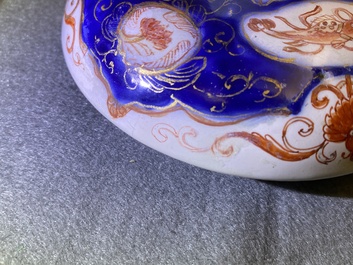 Un vase couvert en fa&iuml;ence de Delft dor&eacute; de style Imari &agrave; d&eacute;cor de chinoiserie, 1er quart du 18&egrave;me