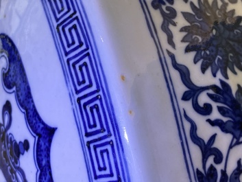 Een fraaie Chinese blauw-witte 'Bajixiang' moon flask vaas, Qianlong merk, 19e eeuw