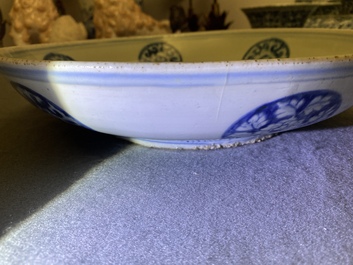 Un plat en porcelaine de Chine en bleu et blanc &agrave; d&eacute;cor d'un dragon de mer, marque de Jiajing, Ming