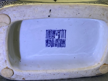 Een fraaie Chinese blauw-witte 'Bajixiang' moon flask vaas, Qianlong merk, 19e eeuw