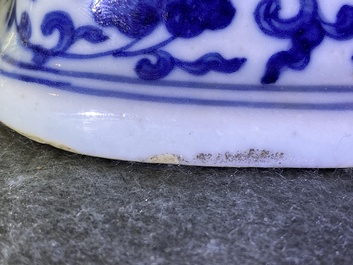 Een fraaie Chinese blauw-witte 'Bajixiang' moon flask vaas, Qianlong merk, 19e eeuw