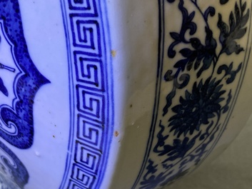 Een fraaie Chinese blauw-witte 'Bajixiang' moon flask vaas, Qianlong merk, 19e eeuw
