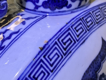 Een fraaie Chinese blauw-witte 'Bajixiang' moon flask vaas, Qianlong merk, 19e eeuw