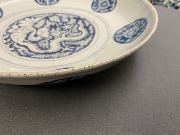 Un plat en porcelaine de Chine en bleu et blanc &agrave; d&eacute;cor d'un dragon de mer, marque de Jiajing, Ming