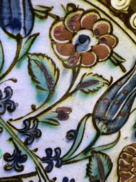 Een poIychrome Iznik schotel met floraal decor, Turkije, ca. 1600