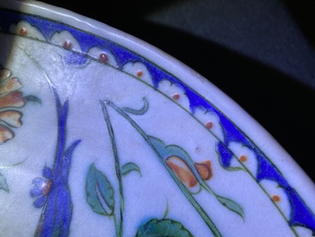 Un plat polychrome en c&eacute;ramique d'Iznik &agrave; d&eacute;cor floral, Turquie, fin du 16&egrave;me