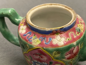 Une verseuse couverte en porcelaine de Chine famille rose &agrave; fond turquoise pour le march&eacute; Straits ou Peranakan, 19&egrave;me