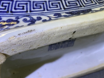 Een fraaie Chinese blauw-witte 'Bajixiang' moon flask vaas, Qianlong merk, 19e eeuw