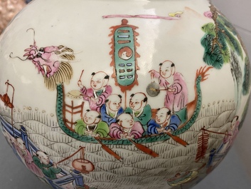 Une paire de vases couverts en porcelaine de Chine famille rose, 19&egrave;me