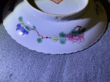Une assiette en porcelaine de Chine famille rose &agrave; fond rose pour le march&eacute; Straits ou Peranakan, 19&egrave;me