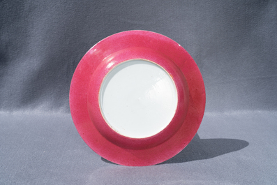 Une assiette en porcelaine de Chine famille rose au dos rouge de rubis, Yongzheng