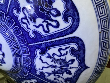 Een fraaie Chinese blauw-witte 'Bajixiang' moon flask vaas, Qianlong merk, 19e eeuw
