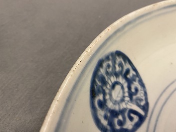 Un plat en porcelaine de Chine en bleu et blanc &agrave; d&eacute;cor d'un dragon de mer, marque de Jiajing, Ming