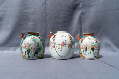 Twee grote Chinese blauw-witte en drie famille rose theepotten, 19/20e eeuw