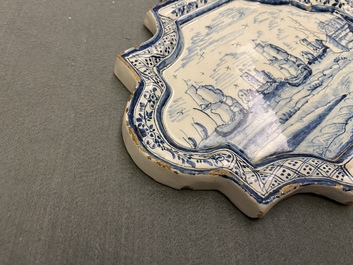 Een blauw-witte Delftse plaquette met maritiem decor, 18e eeuw