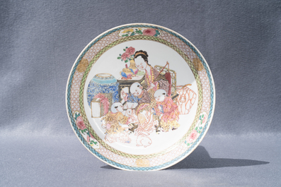 Een fijn Chinees famille rose bord met een dame en drie jongens, Yongzheng
