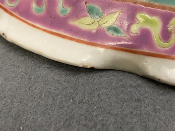 Un plat sur piedouche en porcelaine de Chine famille rose pour le march&eacute; Straits ou Peranakan, 19&egrave;me
