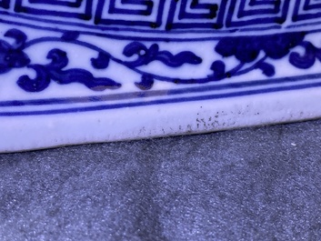 Een fraaie Chinese blauw-witte 'Bajixiang' moon flask vaas, Qianlong merk, 19e eeuw