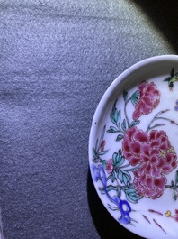 Vijf Chinese famille rose koppen en schotels, Yongzheng/Qianlong