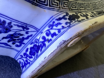 Een fraaie Chinese blauw-witte 'Bajixiang' moon flask vaas, Qianlong merk, 19e eeuw