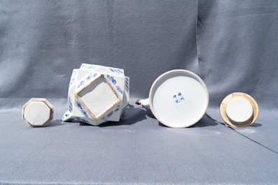 Trois grandes th&eacute;i&egrave;res en porcelaine de Chine famille rose et deux en bleu et blanc, 19/20&egrave;me
