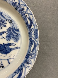 Une assiette en porcelaine de Chine en bleu et blanc de type kraak &agrave; d&eacute;cor de cerfs, Wanli