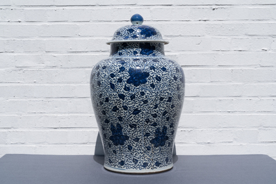 Een grote Chinese blauw-witte dekselvaas met pioenslingers, Kangxi