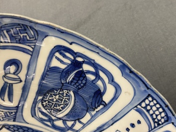 Een grote Chinese blauw-witte kraakporseleinen schotel met kwartels, Wanli