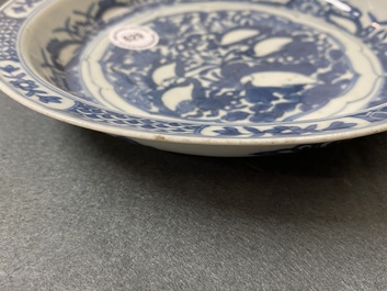 Une assiette en porcelaine de Chine en bleu et blanc de type kraak &agrave; d&eacute;cor d'aigrettes, Wanli