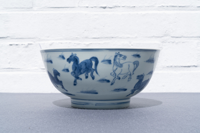 Un bol en porcelaine de Chine en bleu et blanc &agrave; d&eacute;cor des 'Huit chevaux de Mu Wang', marque de Yongle, Kangxi