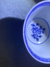 Zes Chinese blauw-witte (deksel-)koppen en schotels, Kangxi