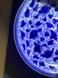 Six tasses (couvertes) et soucoupes en porcelaine de Chine en bleu et blanc, Kangx