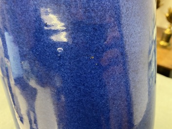 Un vase de forme rouleau en porcelaine de Chine bleu poudr&eacute; monochrome, Kangxi