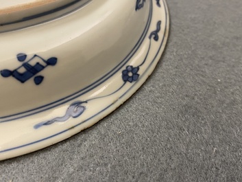 Une assiette en porcelaine de Chine en bleu et blanc de type kraak &agrave; d&eacute;cor d'aigrettes, Wanli