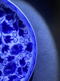 Six tasses (couvertes) et soucoupes en porcelaine de Chine en bleu et blanc, Kangx