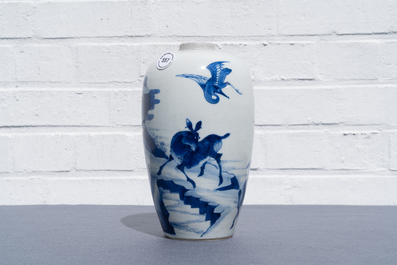 Un vase en porcelaine de Chine en bleu et blanc &agrave; d&eacute;cor de cerfs et grues, Kangxi