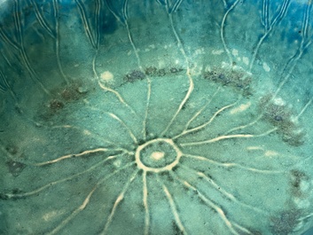 Een Chinese monochrome turquoise penselenwasser in de vorm van een lelieblad, 18/19e eeuw