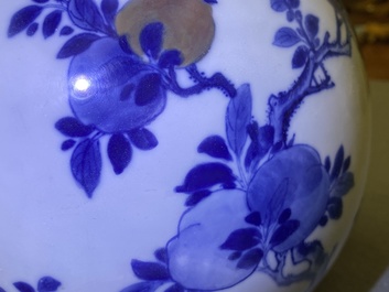 Een Chinese blauw-witte en koperrode flesvormige vaas met perziken en inscriptie, Kangxi
