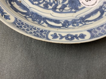 Une assiette en porcelaine de Chine en bleu et blanc de type kraak &agrave; d&eacute;cor d'aigrettes, Wanli